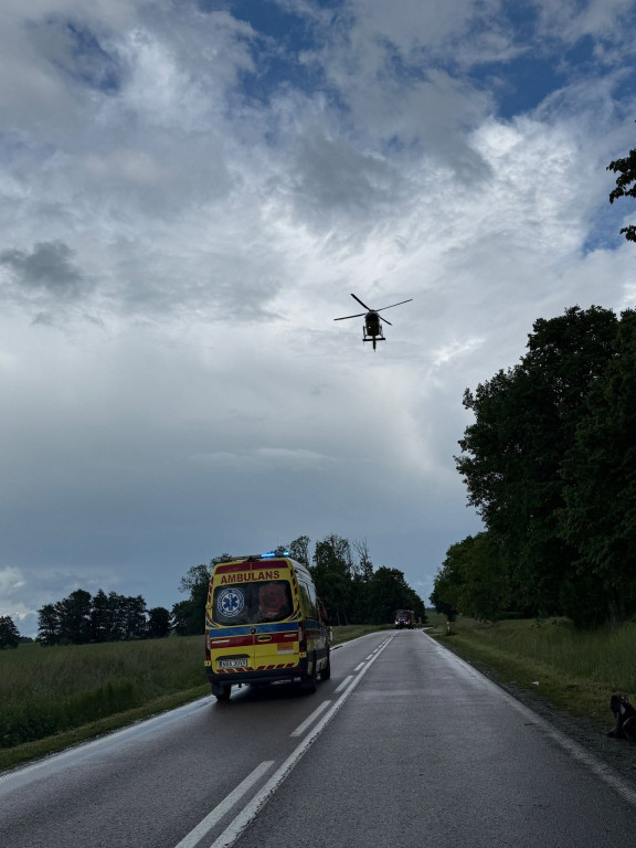 Czołowe zderzenie samochodu z motocyklem w regionie