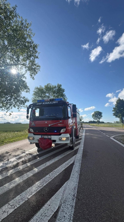 Czołowe zderzenie samochodu z motocyklem w regionie