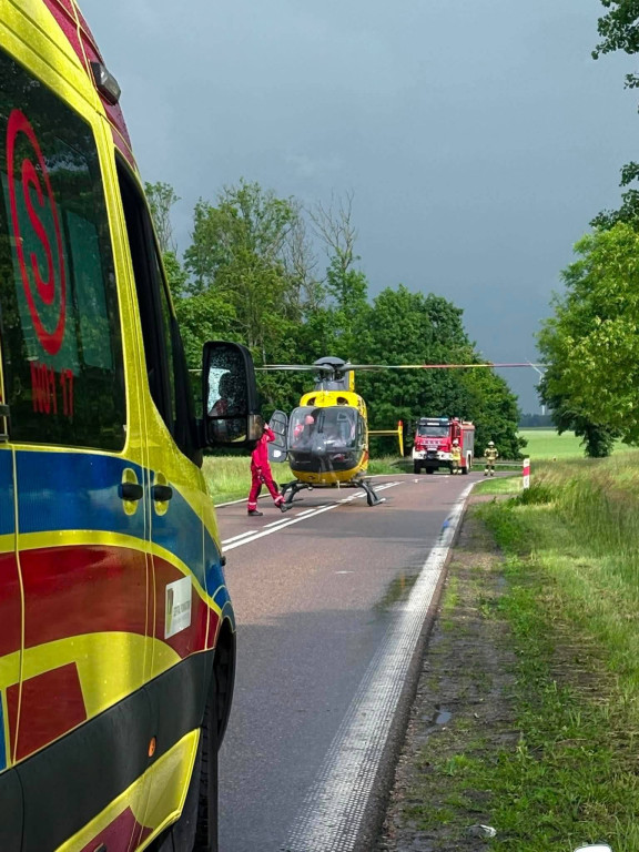 Czołowe zderzenie samochodu z motocyklem w regionie