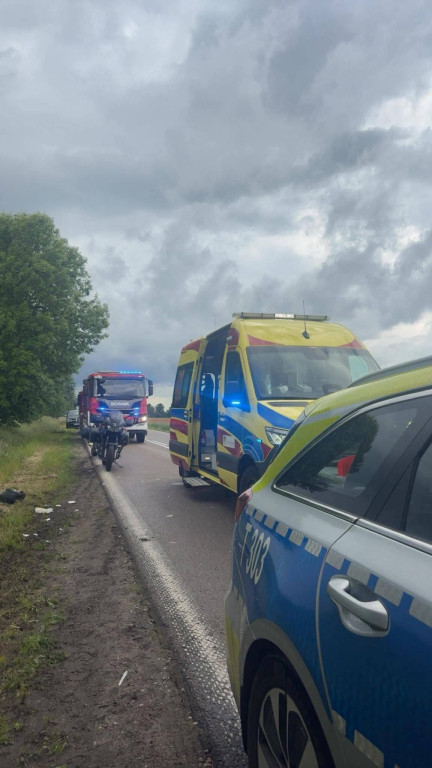 Czołowe zderzenie samochodu z motocyklem w regionie
