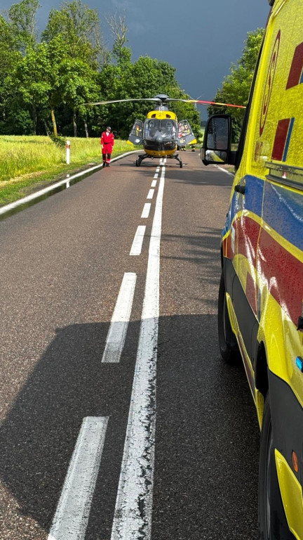 Czołowe zderzenie samochodu z motocyklem w regionie