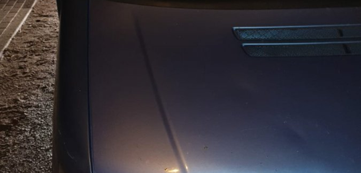 DRAMATYCZNY FILM Z POTRĄCENIA PIESZEGO NA PRZEJŚCIU DLA PIESZYCH. MĘŻCZYZNA PRZELE