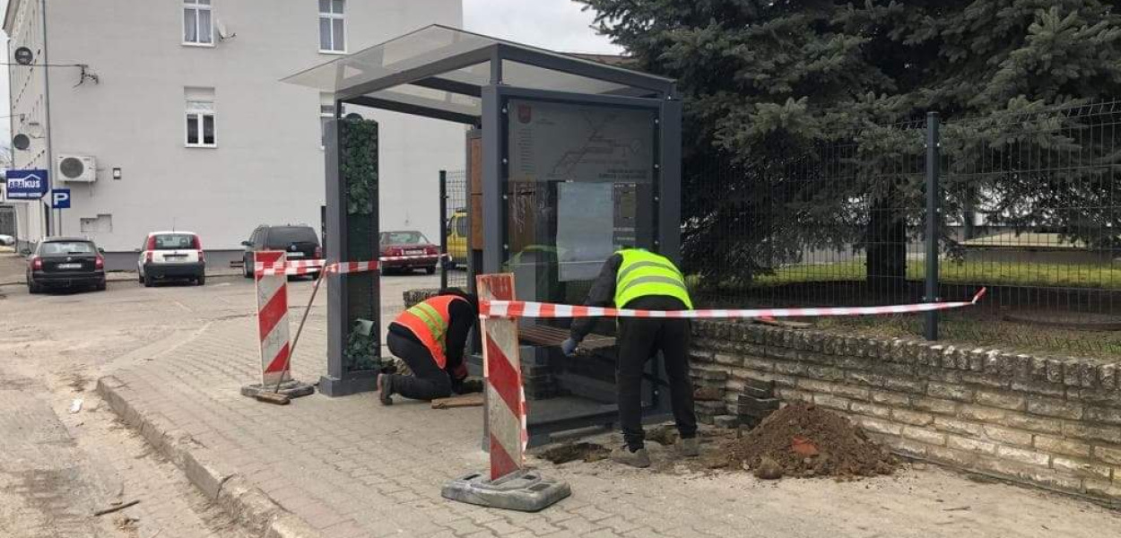 RUSZYŁY PRACE PRZY NAPRAWIE NOWYCH WIAT PRZYSTANKOWYCH W OSTRÓDZIE