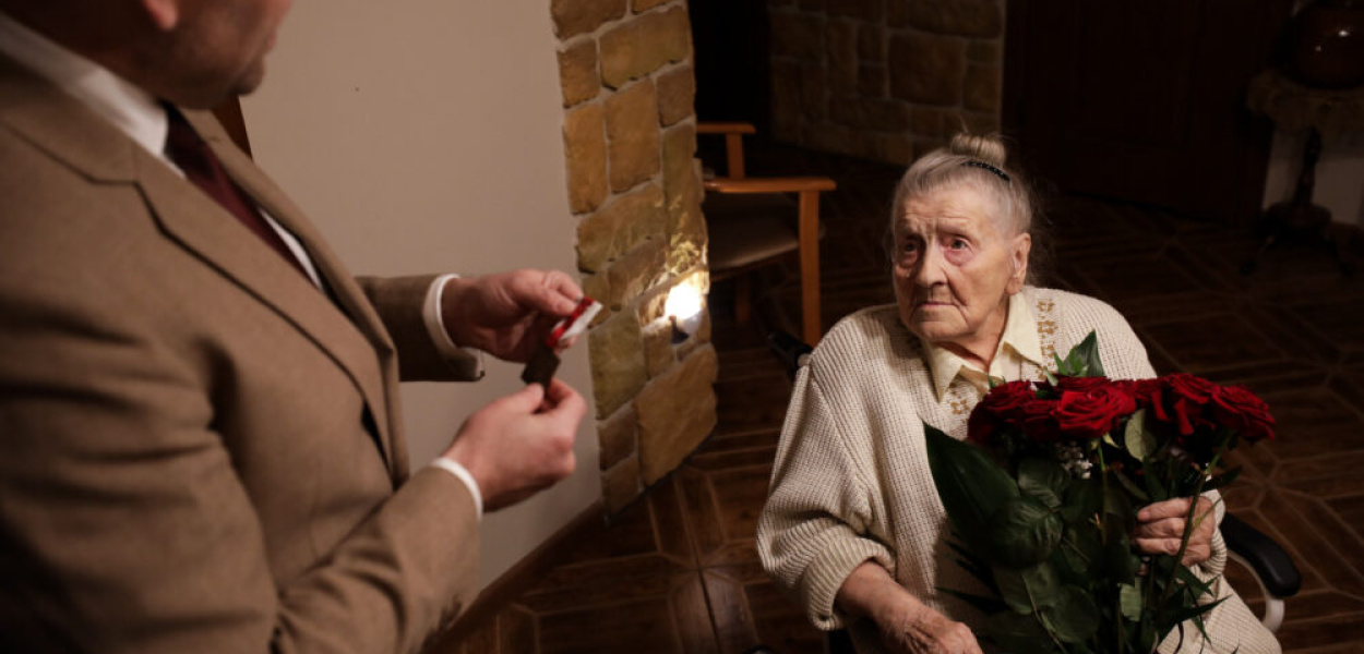 OSTRÓDA: 100-LETNIA WANDA BORTKIEWICZ "BASIA" Z NAGRODĄ HONOROWĄ "ŚWIADEK HISTORII