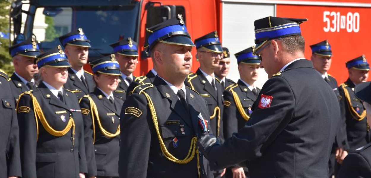 POWIATOWE OBCHODY DNIA STRAŻAKA W OSTRÓDZIE. BYŁY AWANSE I ODZNACZENIA