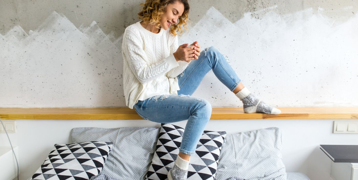 PRZEGLĄD NAJMODNIEJSZYCH JEANSÓW DAMSKICH. JAKIE FASONY KRÓLUJĄ? SPRAWDZAMY