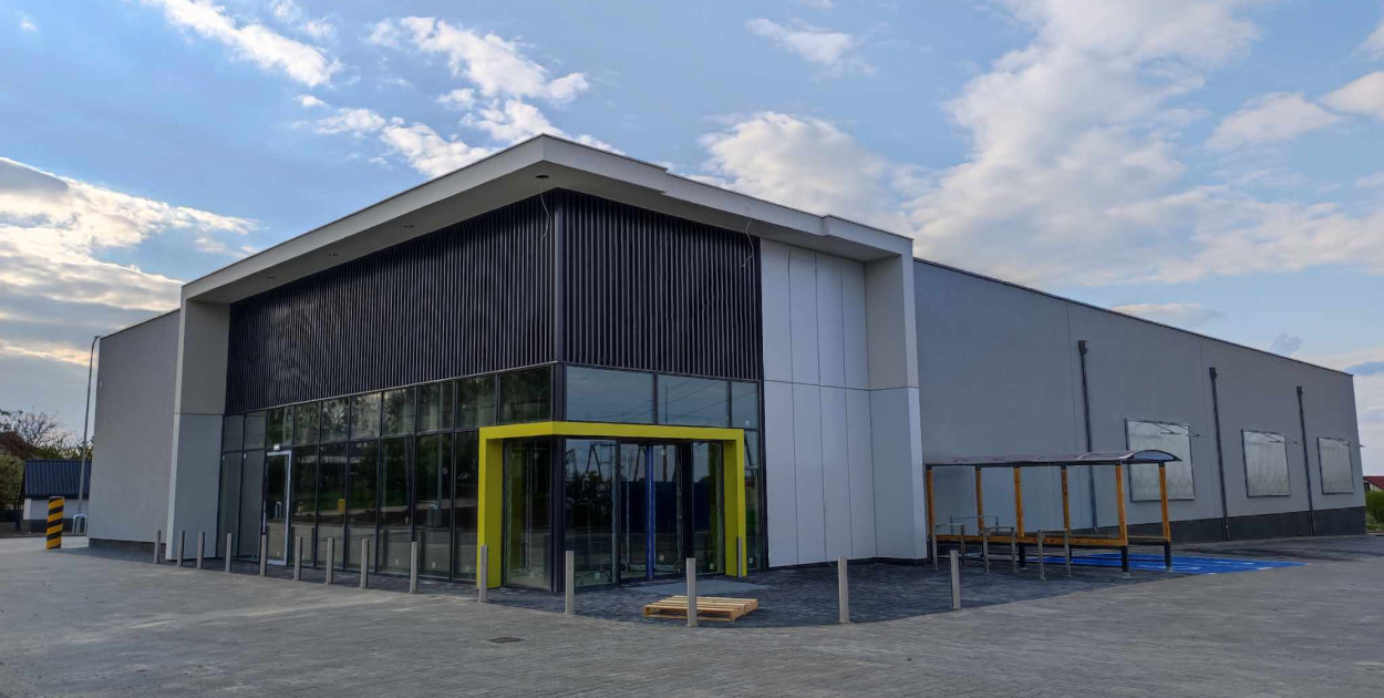 Kończy się budowa nowej "Biedronki" w Szafrankach. Wkrótce otwarcie (foto)