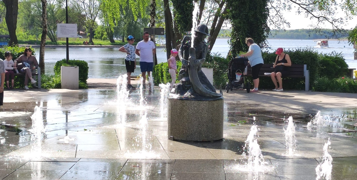 Fontanna z rybakiem w Ostródzie już działa!