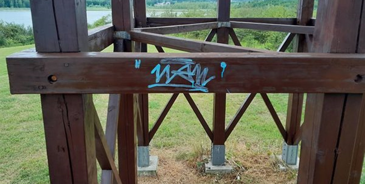 Dopiero co odnowiona wieża widokowa już została "pobazgrana"