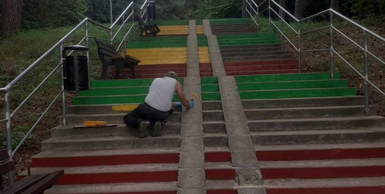 Schody prowadzące na Plażę Miejską nad Jeziorem Sajmino zmieniają się
