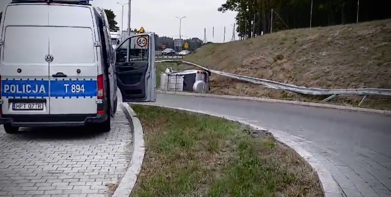 "Wypadł" z ronda i uderzył w bariery [WIDEO]