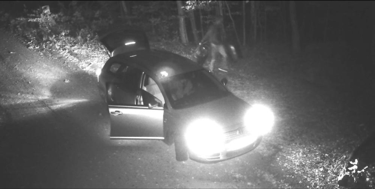 Kamery nagrały sprawców wyrzucenia śmieci w lesie w okolicy Morąga