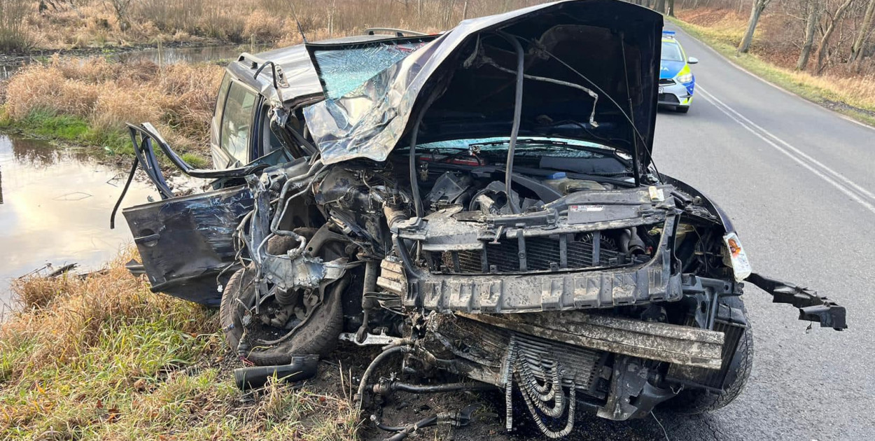 Uderzył w drzewo na drodze Stare Bolity-Niebrzydowo Wielkie w gm. Miłakowo