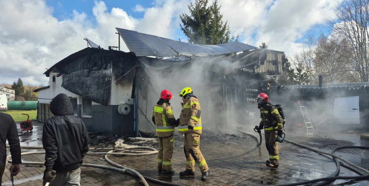 Duży pożar warsztatu samochodowego na Partyzantów w Ostródzie!
