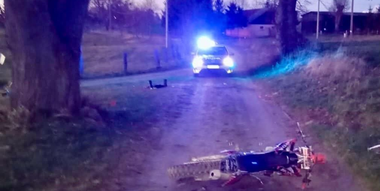 Motocyklista uderzył w drzewo w Gm. Miłakowo. Na miejscu LPR, poszkodowany