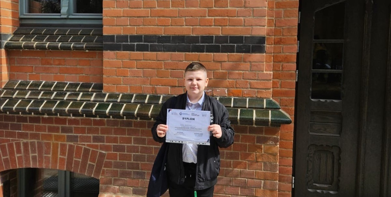 Dominik Kaczmarski z SP w Szyldaku na podium konkursu Wiedzy o Prawie!