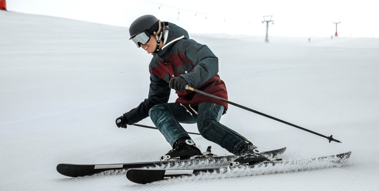 Foto: Freepik, źródło: www.freepik.com/free-photo/full-shot-smiley-skier-with-equipment_13764448.htm 