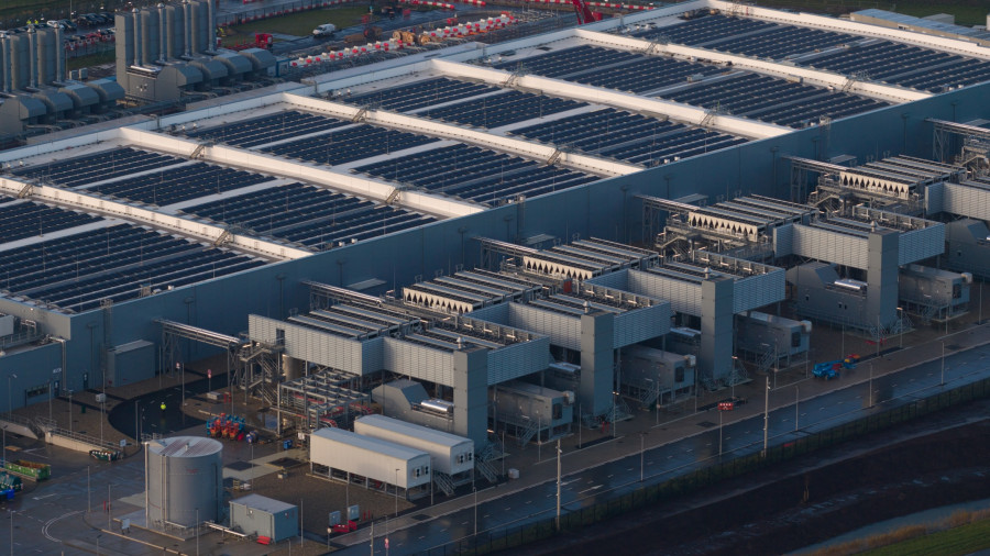 Magazyn energii BESS przy obiekcie przemysłowym z fotowoltaiką na dachu – systemy magazynowania energii obniżają koszty mocy zamówionej w godzinach szczytu