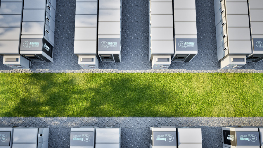 Kontenerowa stacja BESS z otwartymi drzwiami – widoczne moduły bateryjne, przekształtniki mocy i infrastruktura towarzysząca systemu magazynowania energii