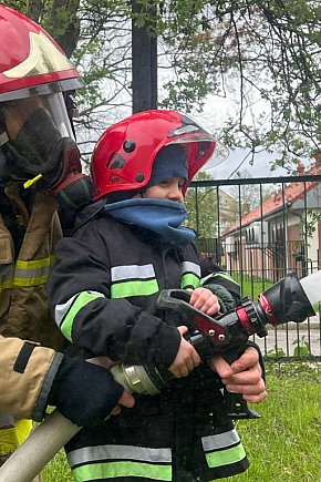 5-letni Gucio spędził dzień ze strażakami-11628
