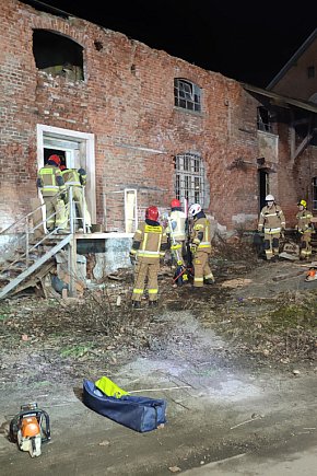 Zawalił się strop budynku. Pomogli m. in. strażacy z Ostródy-12256