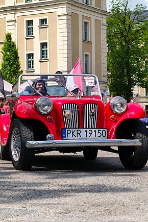 Cabriolety opanowały plac przed Starostwem w Ostródzie-12460