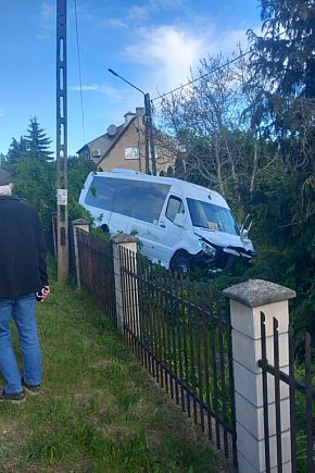 Bus z dziećmi potrącił kobietę na chodniku-12501