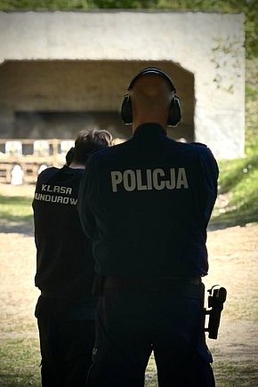 Uczniowie klas mundurowych z ekonomika strzelali-12508