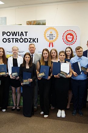 Najzdolniejsi absolwenci w powiecie nagrodzeni!-12601
