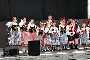 Lato z Folklorem: podróż przez światowe tradycje-12636