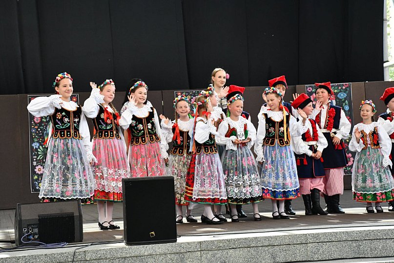 Lato z Folklorem: podróż przez światowe tradycje