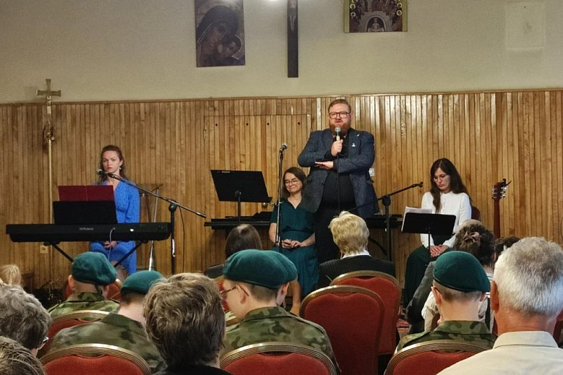 Wspólne śpiewanie pieśni powstańczych w Ostródzie