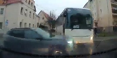 O krok od wypadku autobusu na skrzyż. Kościuszki i Pieniężnego! (VIDEO)-88720