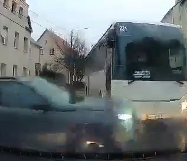 O krok od wypadku autobusu na skrzyż. Kościuszki i Pieniężnego! (VIDEO)-88720