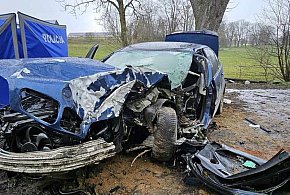 Tragiczny wypadek w Gm. Małdyty! BMW uderzyło w drzewo, zginął pasażer!-89035