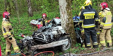 BMW uderzyło w drzewo, zginęła 22-letnia pasażerka, kierowca w szpitalu-89759