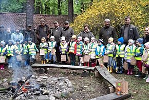 Przedszkolaki z Idzbarka pomocą dorosłych sprzątały tereny zielone (foto)-89890