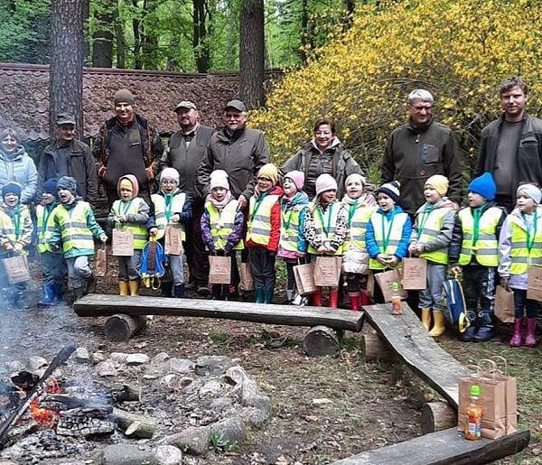 Przedszkolaki z Idzbarka pomocą dorosłych sprzątały tereny zielone-89890
