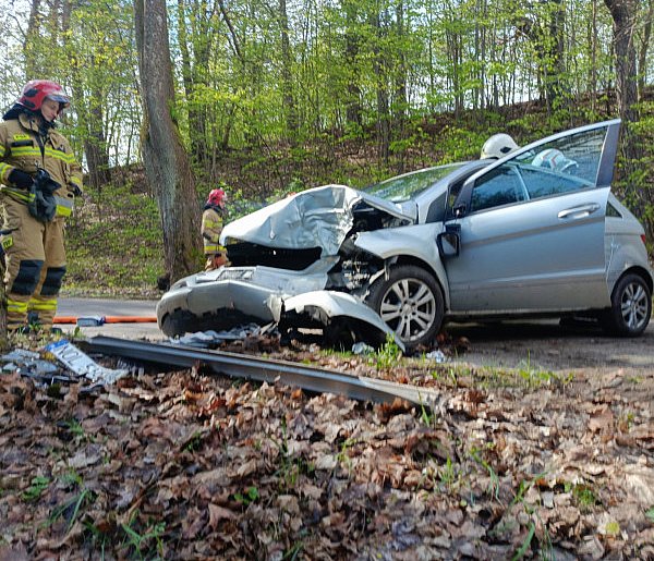 Samochód uderzył w drzewo między Podlejkami a Olsztynkiem. 2 osoby ranne-89952