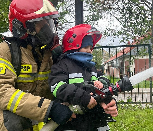 5-letni Gucio spędził dzień z ostródzkimi strażakami (foto)-90036