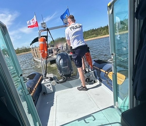 Policyjni wodniacy z Ostródy pomogli sternikowi z uszkodzona łodzią-90280