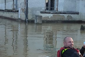 Strażacy z ostródzkiej komendy niosą pomoc powodzianom na zalanych terenach-93748