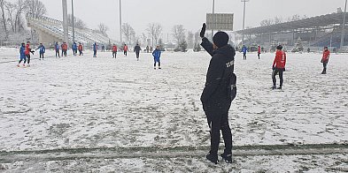 W trudnych warunkach na śnieżnej murawie Sokół przegrywa w sparingu-96520