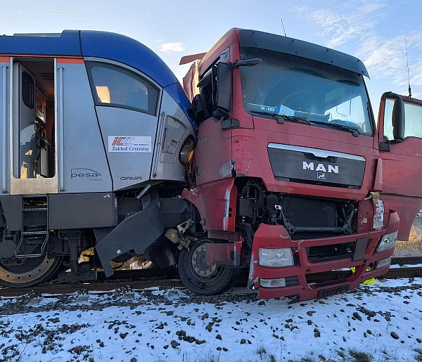 Z ostatniej chwili! Zderzenie pociągu z samochodem ciężarowym [FOTO]-97537