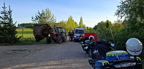 Ciągnik rolniczy potrącił ojca i dziecko. 3-latek zmarł