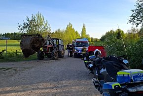 Ciągnik rolniczy potrącił ojca i dziecko. 3-latek nie żyje!-99330