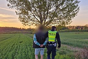 Desperat najpierw skodą, potem pieszo uciekał przed policją w gm. Ostróda! Powodem-99359