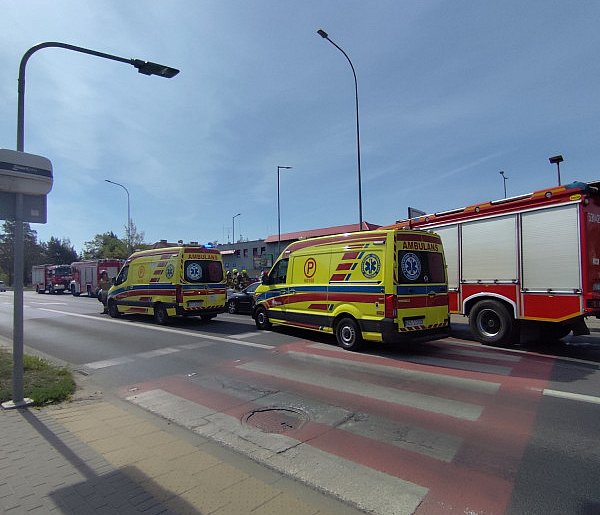 BMW w ogrodzenie na Grunwaldzkiej, nietrzeżwi za kółkiem, kolizja czyli...-99534