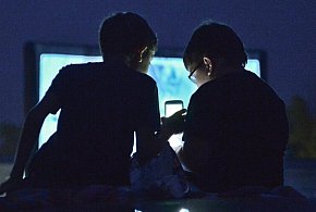 Częste korzystanie ze smartfonów w obecności dzieci moż - 99660