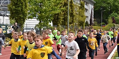 Uczniowie szkół podstawowych rywalizowali w Ostródzkich Biegach Ulicznych [FOTO]-99678